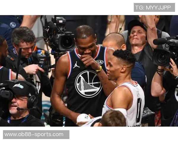 杜兰特称赞威少传奇地位呼吁他继续留在NBA赛场上