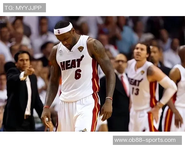 詹姆斯赛后采访时佩戴骑士冠军戒指展现永恒荣耀与不屈精神 詹姆斯赛后采访时佩戴骑士冠军戒指展现永恒荣耀与不屈精神